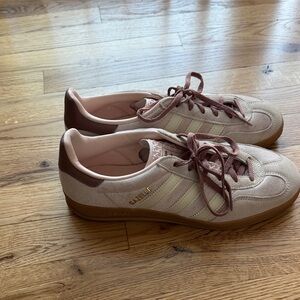 Adidas Gazelle in pink. Women’s size 8.